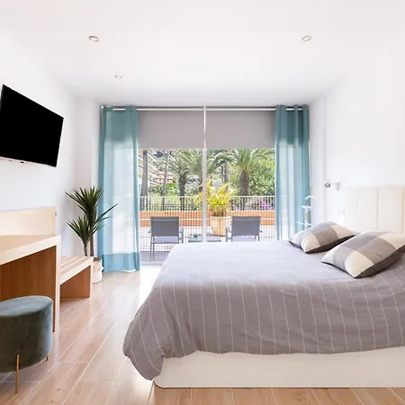 Palmeras Playa Studio: Pools, Beach, Sun & Shore Apartament *